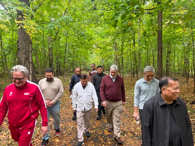 Jusuf Kalla Jogging Pagi di Hutan Kota DeKalb Sebelum Kuliah Politik Indonesia di NIU