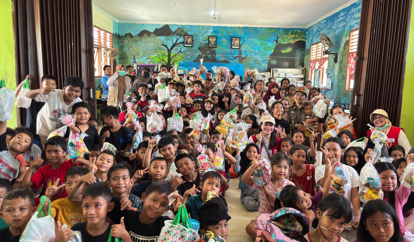 Bunda Debby Gelar Trauma Healing untuk Anak Korban Kebakaran di Dusun Serdang, Simpang Rimba
