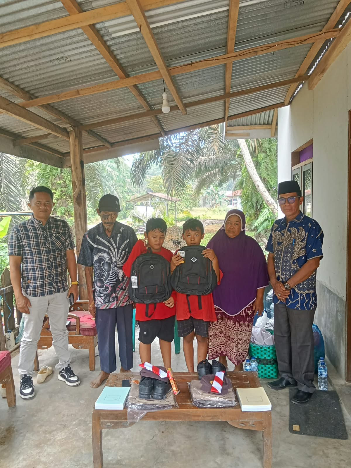 Anggota DPRD Mukomuko Suharman Beri Bantuan Pendidikan 2 Anak Yatim di Lubuk Sanai II, Kakeknya Dapat Kerja di Kebun Sawit