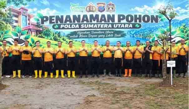Kapolda Sumut Pimpin Penanaman Pohon Green Policing di Mapolda, Diikuti Wakapolda dan Pejabat Utama