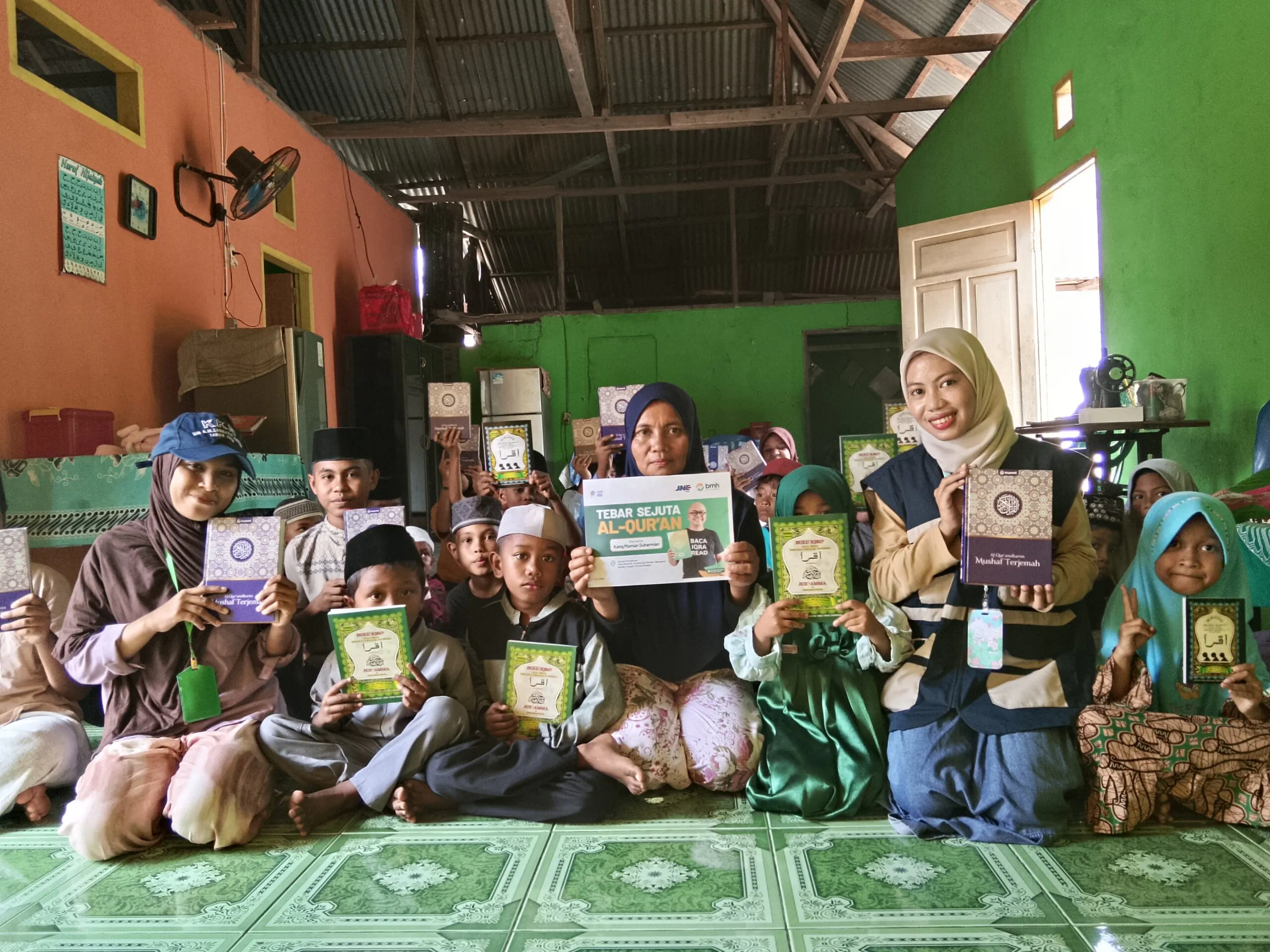 LAZNAS BMH Maluku dan Mahasiswa KKN UIN Ambon Salurkan Mushaf Al-Qur'an ke Santri Desa Boiyawu Maluku Tengah