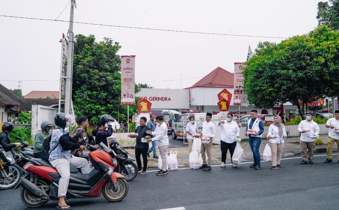 Rayakan HUT Prabowo, Ronggur Simorangkir dan GMD Sumut Bagikan Masker dan Nasi Kotak ke Pengendara di Medan