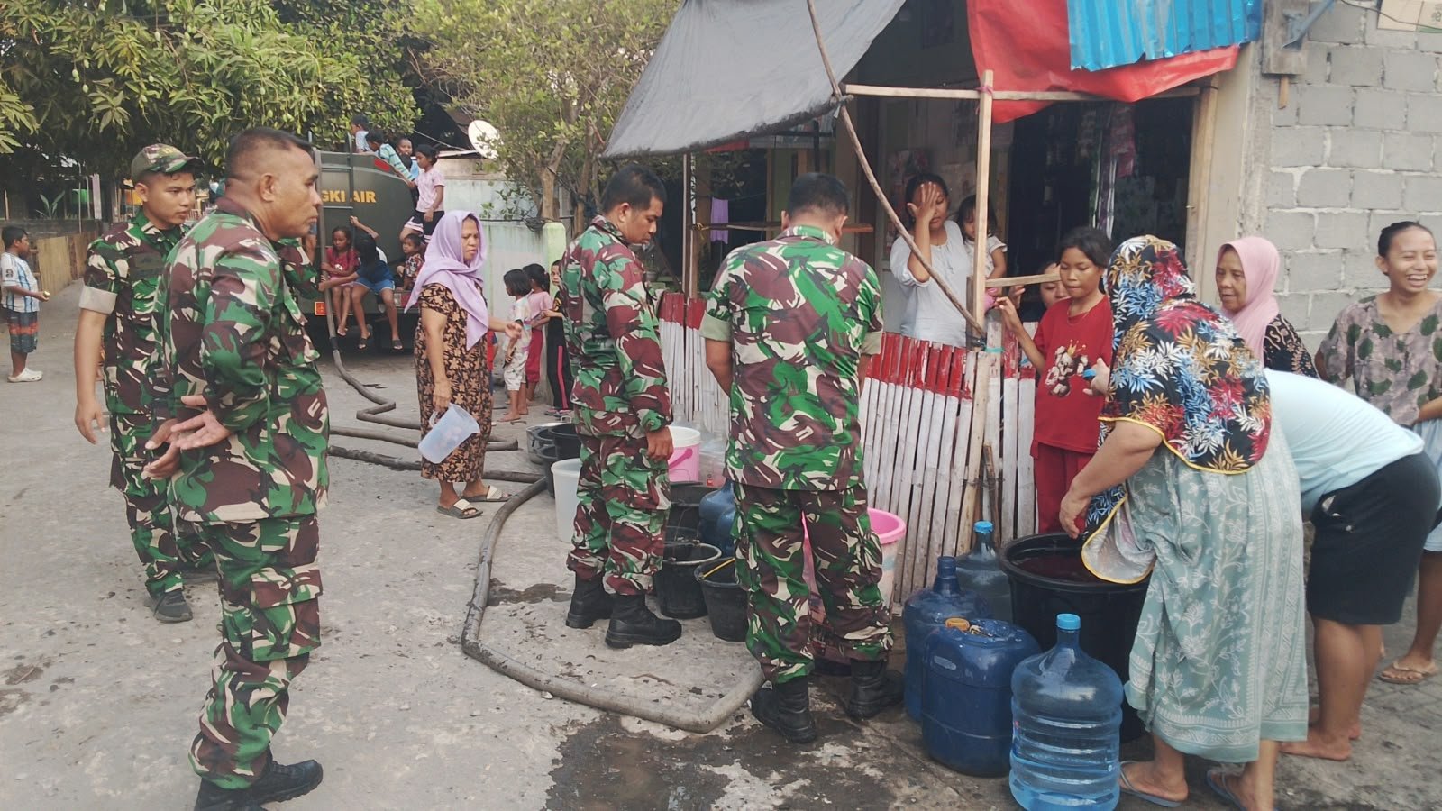 Kodim 1310/Bitung Salurkan 5.000 Liter Air Bersih ke 37 KK Terdampak Kekeringan di Likupang Timur