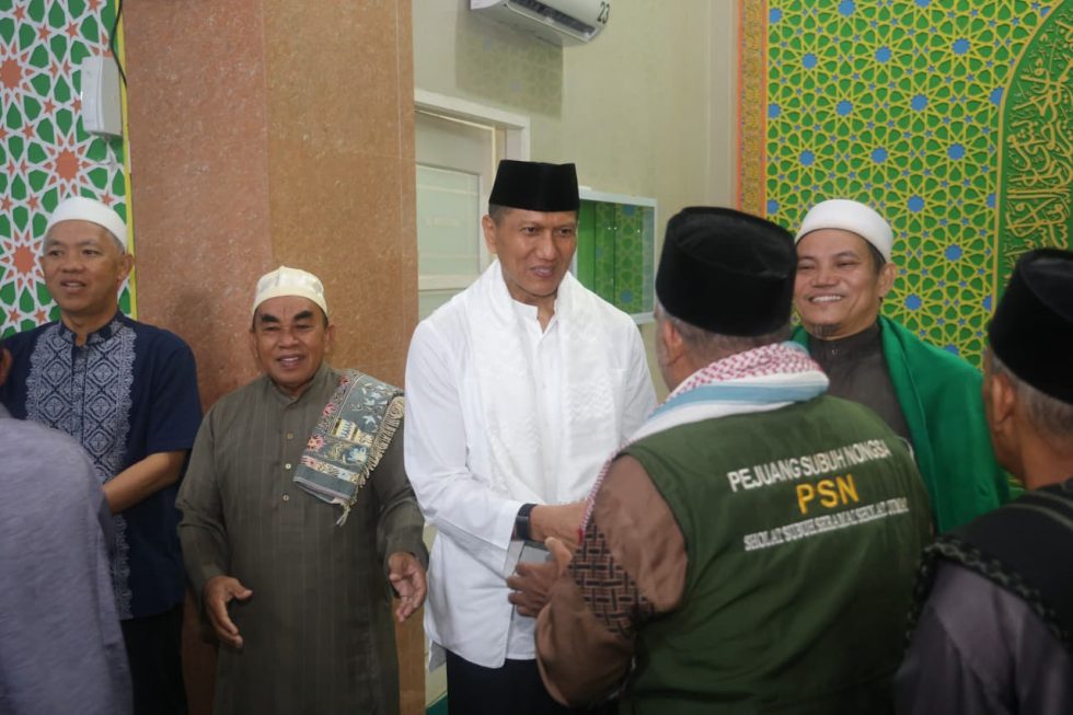 Kapolda Kepri Salat Subuh di Masjid Al Muttaqin Batam, Ajak Warga Aktifkan Ronda dan Pos Kamling