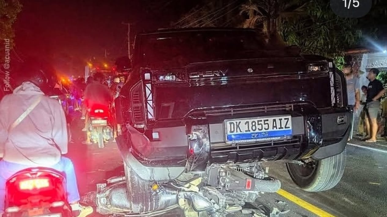 Mobil Listrik Serempet 3 Motor Antre BBM di Jembrana, Polisi Sebut Pengemudi Kurang Konsentrasi