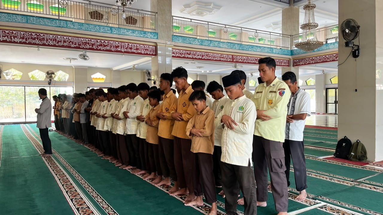 MAN Dompu Gelar Salat Gaib untuk TGH Lalu Muhammad Turmudzi, Pendiri Ponpes Qomarul Huda Bagu