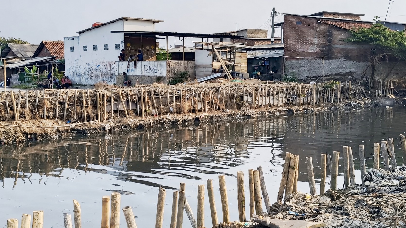 Pemkot Cirebon Keruk Sampah dan Endapan Sungai Cipadu, Wali Kota Sebut Pendangkalan Luar Biasa