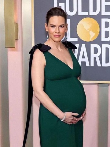 Hilary Swank Tanggapi Kritik Hamil Anak Ketiga di Usia 52 Tahun