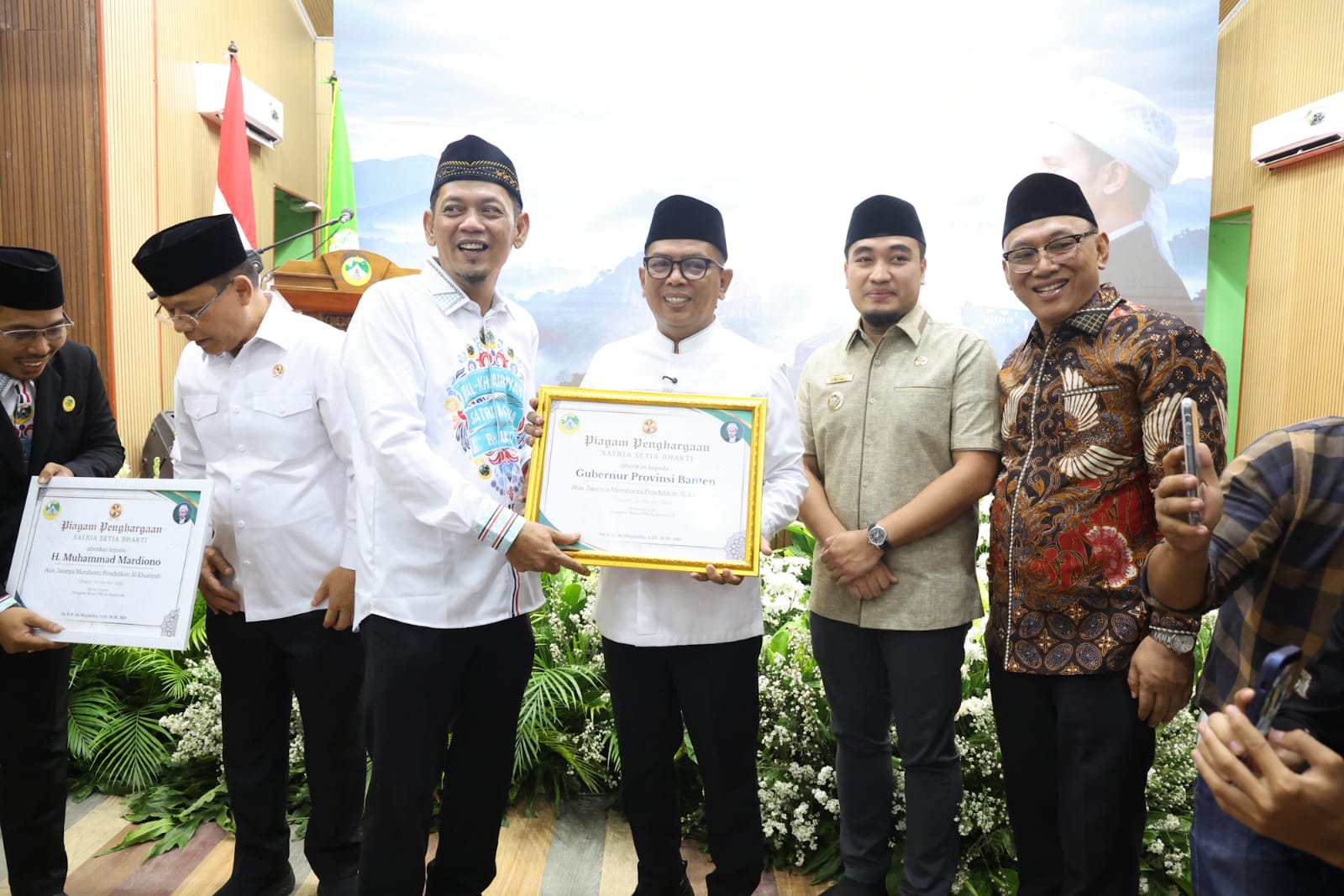 Gubernur Banten Andra Soni Terima Penghargaan Satya Setia Bakti Al Khairiyah, Wajib Mengaji Masuk Kurikulum Mulok SMA/SMK