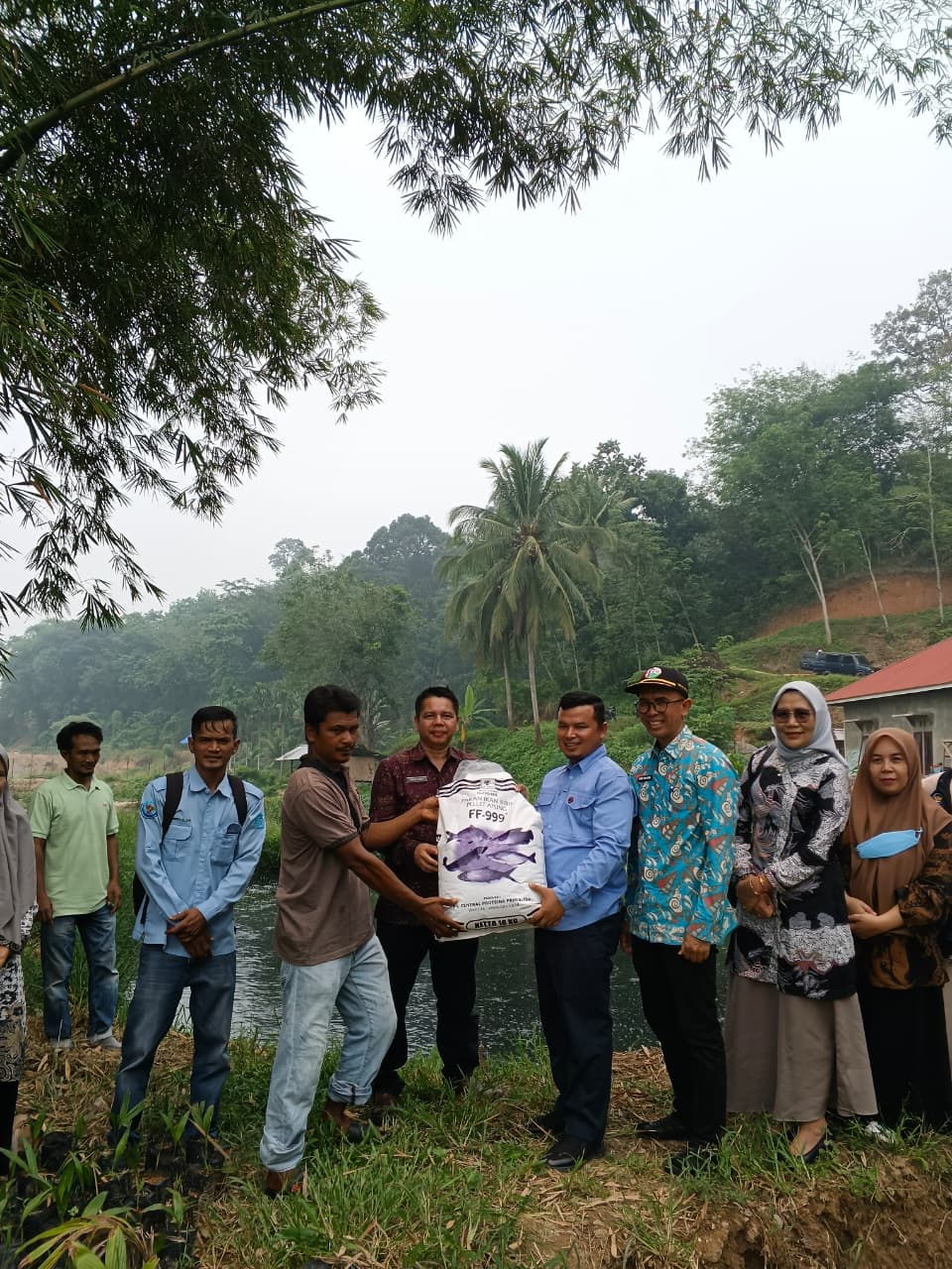 Anggota DPRD Sumbar Syofian Hendri Serahkan Bantuan Bibit dan Pakan Lele ke Kelompok Tani Berkah di Sijunjung