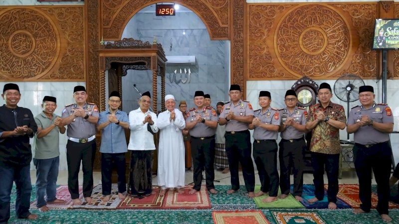 Kapolda Sulsel Awal Chairuddin Safari Shalat Jumat di Masjid Nurul Iman Telkom Makassar, Serap Keluhan Warga