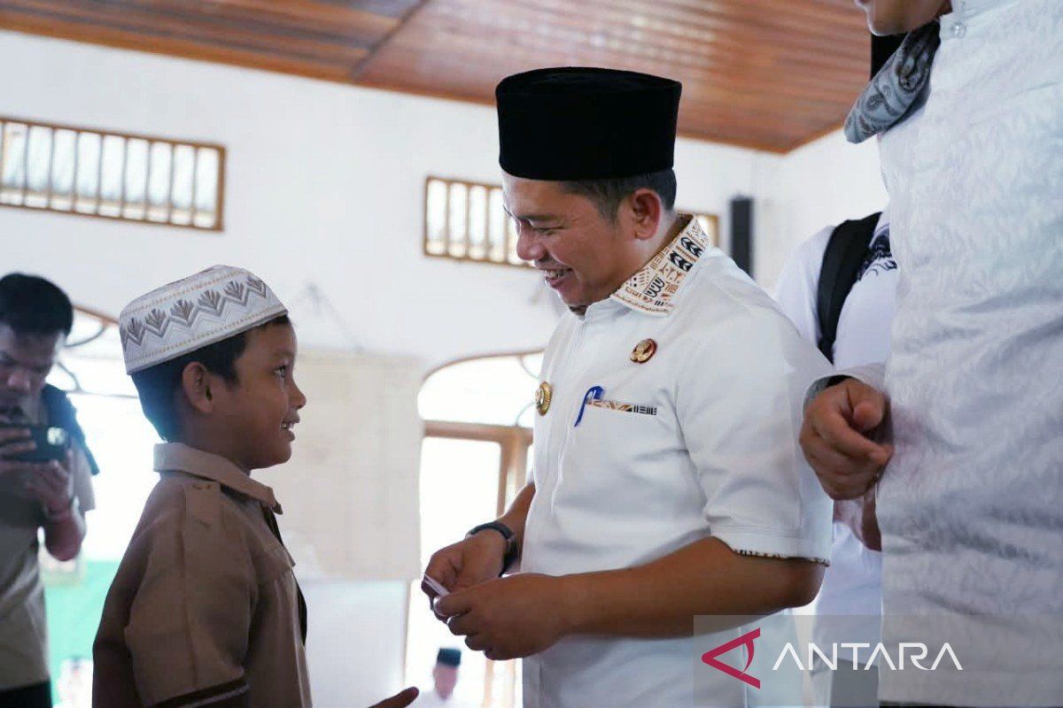 Bupati Padang Lawas Serahkan Santunan Anak Yatim dan Ambal Sajadah di Desa Sihiuk