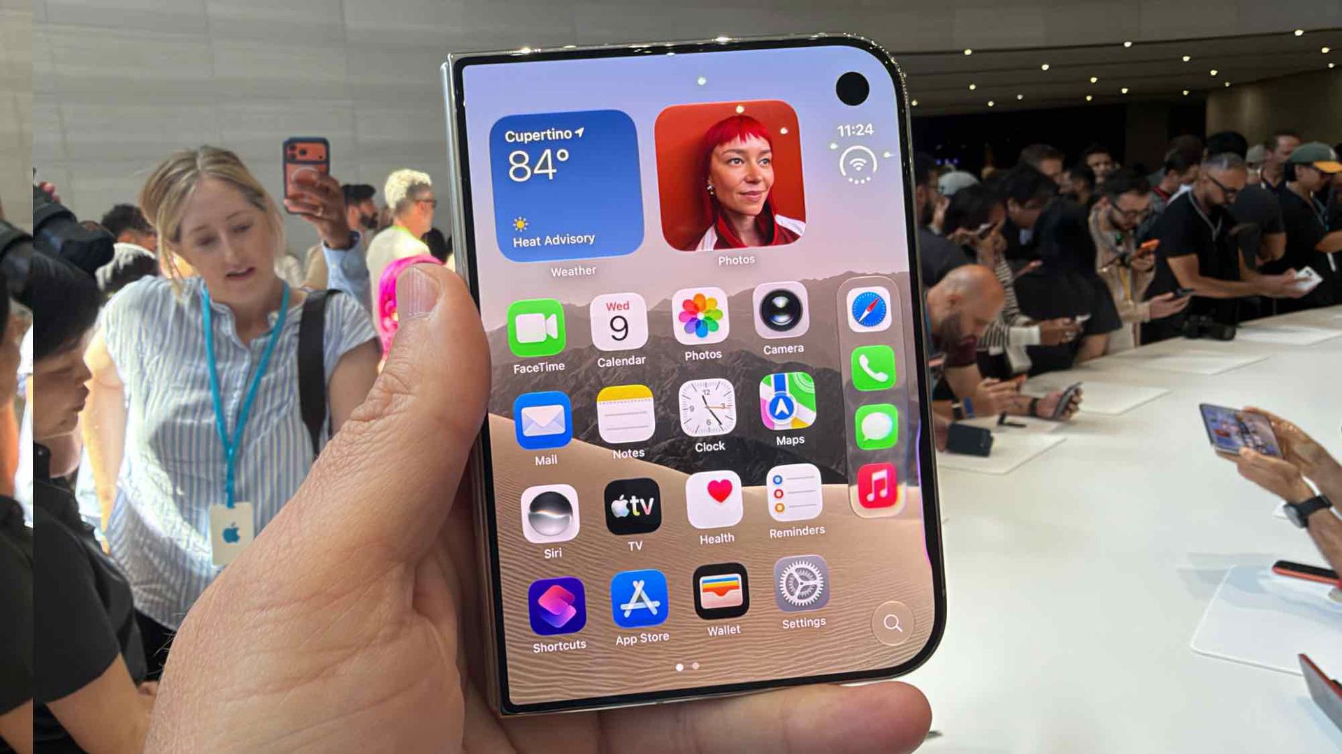 iPhone Duo Bisa Ubah Arah Foldable: 7 Fitur yang Bakal Ditiru Android