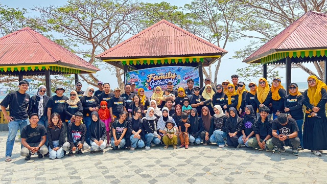 Kominfo Kendari Gelar Family Gathering di Pantai Nambo, Sahuriyanto Sebut Modal Kerja Lebih Semangat
