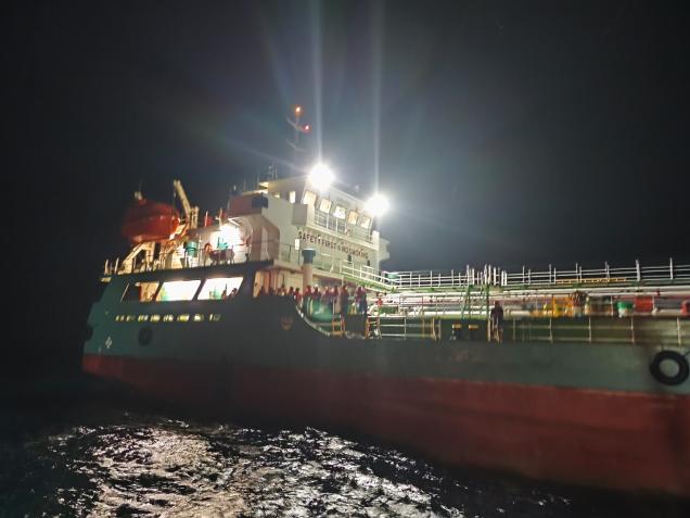 Basarnas Bengkulu Evakuasi 26 Kru KM Prima Sentosa yang Terbakar di Perairan Pulau Baai
