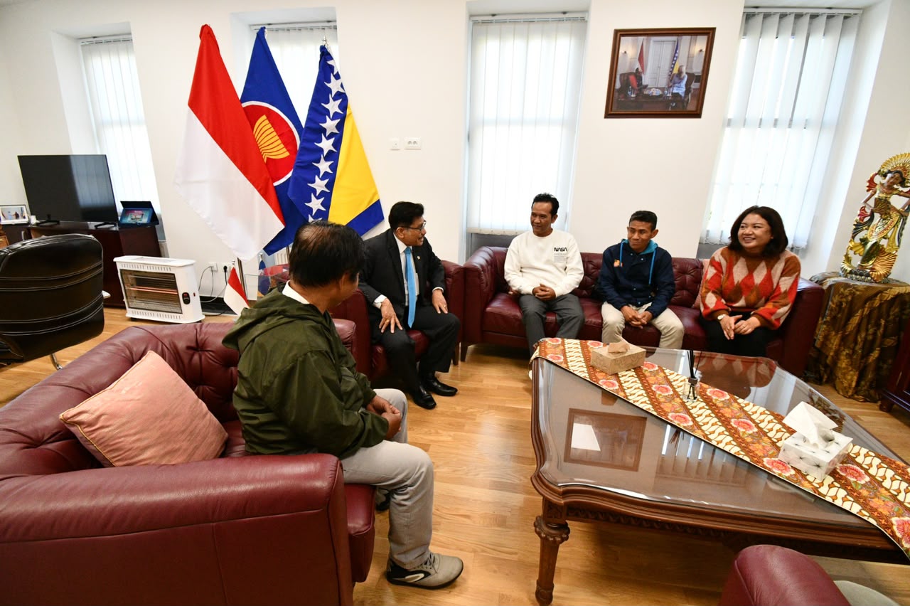 3 Pengukir Jepara Berangkat ke Sarajevo, Restorasi 6 Pilar Jati Masjid Istiklal Hadiah BJ Habibie