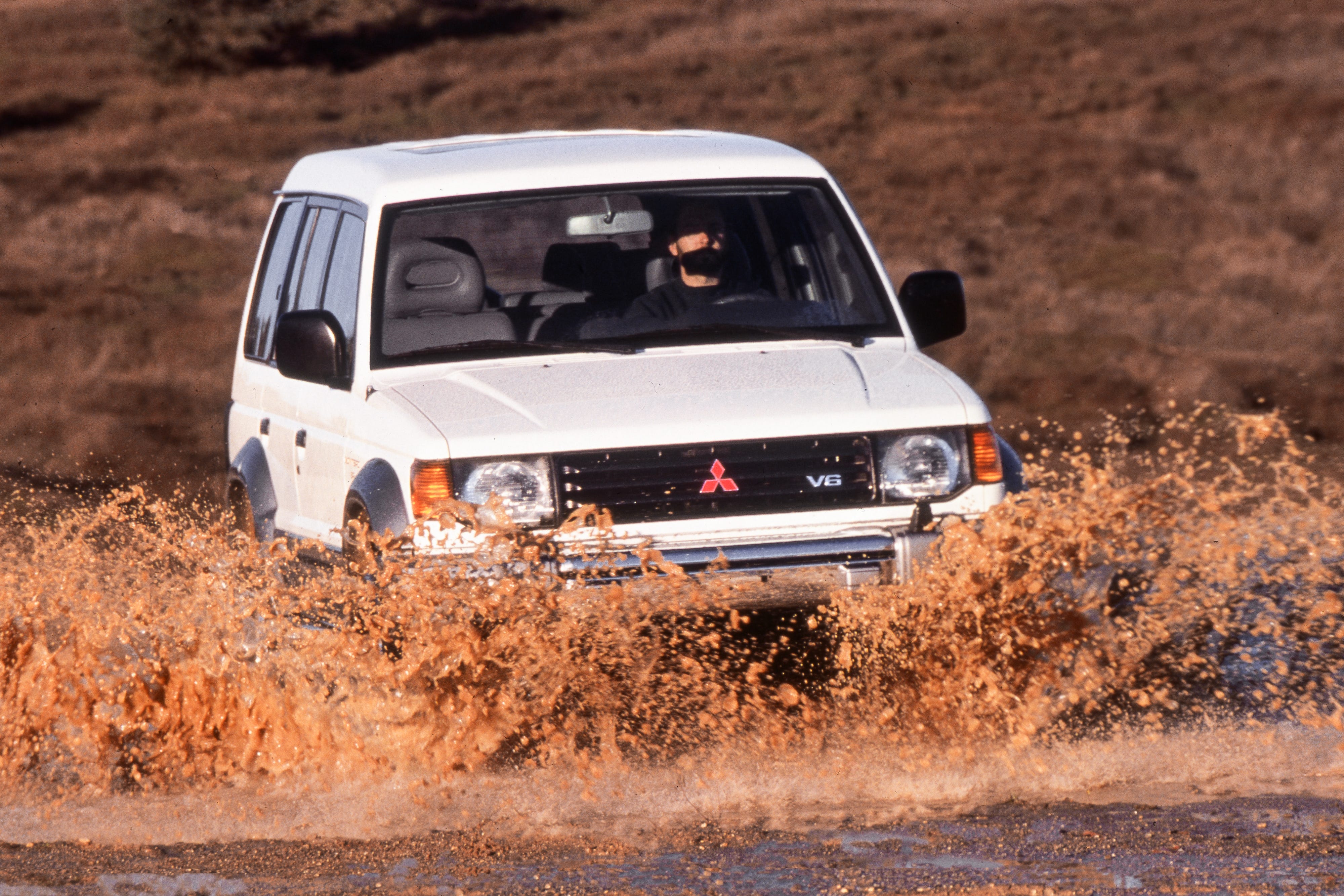 Review Mitsubishi Montero SR 1995: SUV Penuh Tombol, Performa Biasa
