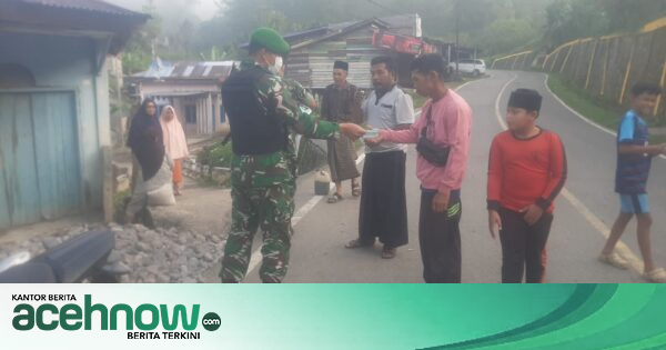 Koramil 05/Linge Bagikan Masker ke Warga Aceh Tengah Antisipasi Kabut Asap, Anak SD hingga Lansia Jadi Sasaran