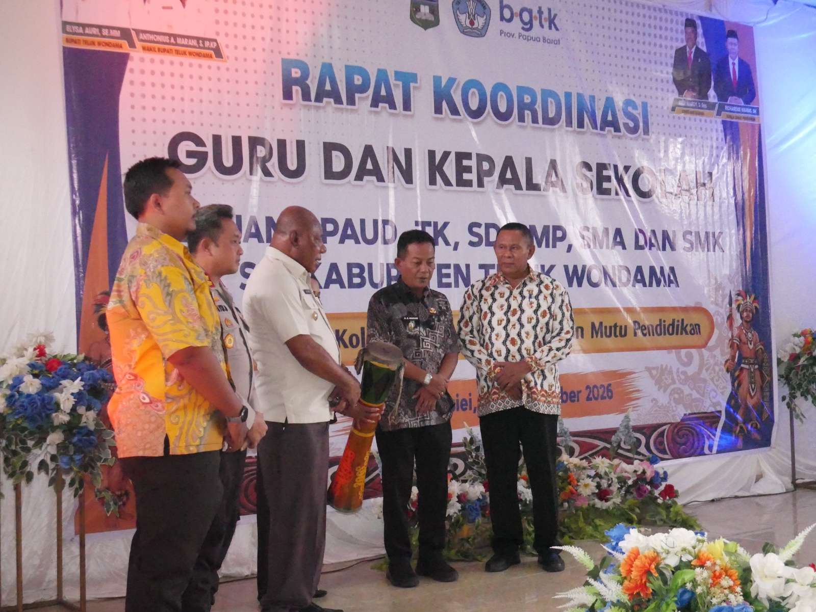 Bupati Teluk Wondama Elysa Auri Minta Sekolah Cari Solusi di Luar Kelas bagi Siswa SMP-SMA yang Belum Bisa Baca