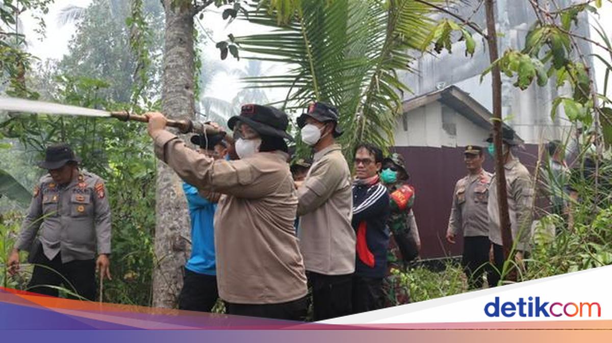 Karhutla 2 Hektare di Basarang Kapuas Hampir Rembet ke Rumah Warga, Kapolres Pimpin Langsung Pemadaman