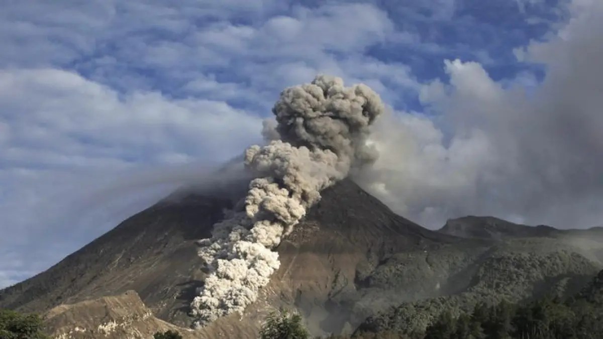 Gunung Ibu di Halmahera Barat Erupsi Lagi, Kolom Abu 500 Meter dan 51 Erupsi dalam Sepekan