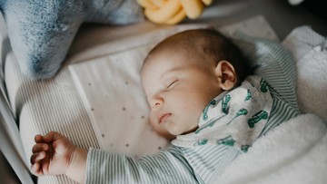 Mitos Tidur Bayi: Kenali Faktanya Agar Orang Tua Tak Kelelahan