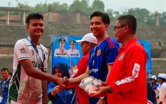 Sawahlunto Raih Runner-up Sepak Bola Porprov XVI Sumbar, Wako Riyanda Putra Serahkan Bonus ke Atlet dan Pelatih