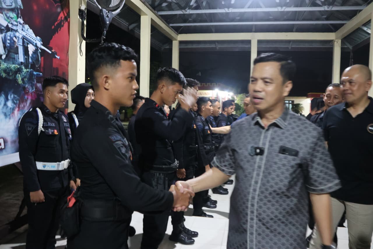 Kapolda Kaltara Cek Kesiapsiagaan Satbrimob di Tarakan Malam Hari, Puji Kekompakan dan Kemandirian Anggota