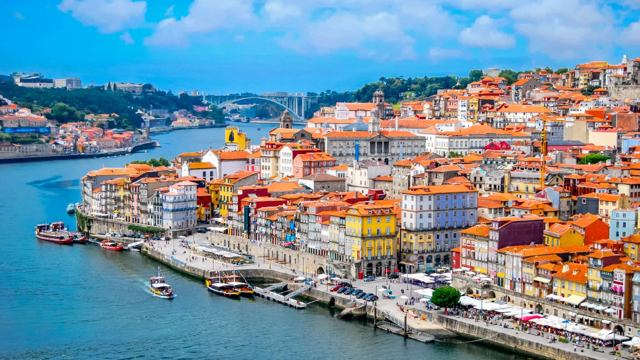 10 Kota Terbaik untuk Traveling Pertama ke Luar Negeri, Porto Paling Ramah