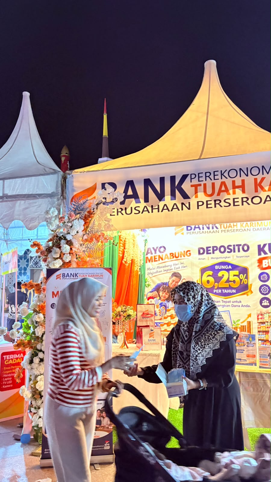 BPR Tuah Karimun Bagikan Masker ke Pedagang dan Pengunjung Bazar di Coastal Area saat Udara Berasap