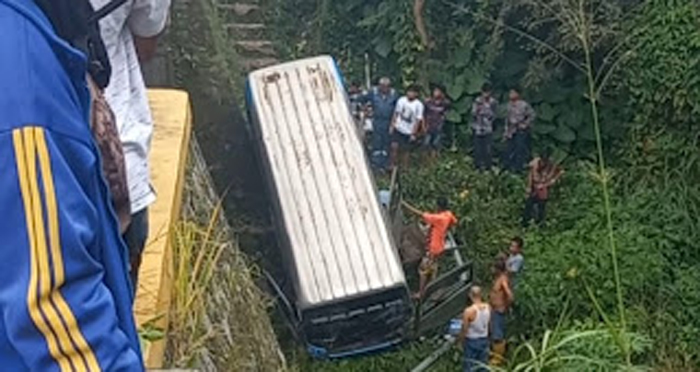 Microbus Rute Payakumbuh–Padang Terjun ke Sungai di Agam, 7 Penumpang Dievakuasi ke Fasilitas Kesehatan