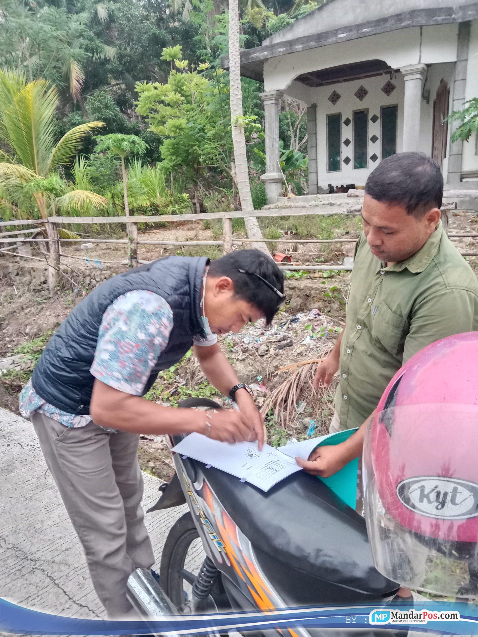Kades Lebani Jumadir Teken Berkas Warga di Jalan, Pelayanan Administrasi Tak Terikat Jam Kantor