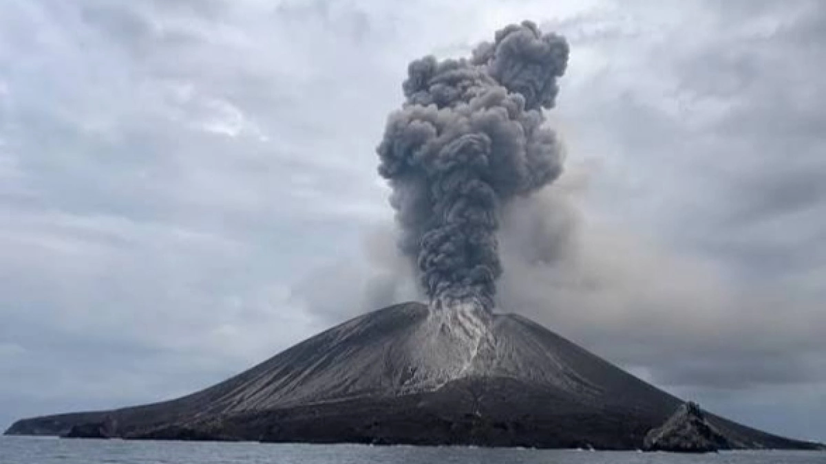 Gunung Anak Krakatau Erupsi Tiga Kali, Abu Capai 500 Meter