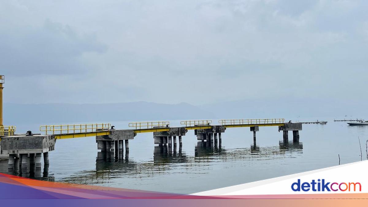 Kabut Asap Karhutla Selimuti Danau Toba di Samosir, Bukit-Bukit Hilang di Balik Siluet