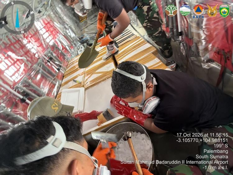 Kementerian Kehutanan Sebar 800 Kg Dry Ice di Palembang pada Hari Pertama OMC Sumsel, Operasi Berlanjut 10 Hari