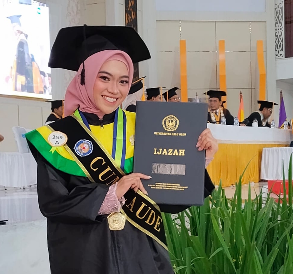 Lulusan Baubau Nur Inayah Irsyad Raih IPK 3,97 dan Jadi Wisudawan Terbaik UHO dari 736 Mahasiswa