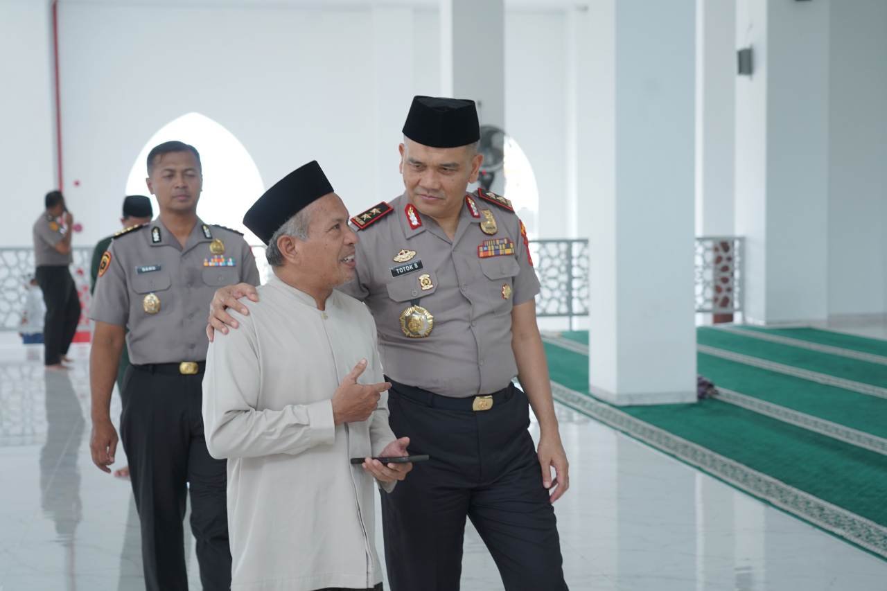 Kapolda Sulbar Totok Suharyanto Sholat Dzuhur di Masjid Raya Suada Mamuju, Titip Doa Restu ke Imam dan Pengurus