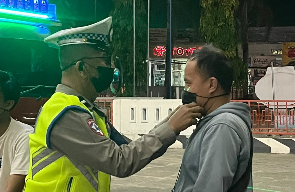 Polantas Polda Sulbar Bagikan Masker Gratis ke Pengendara di Tengah Kabut Asap, Ingatkan Nyalakan Lampu