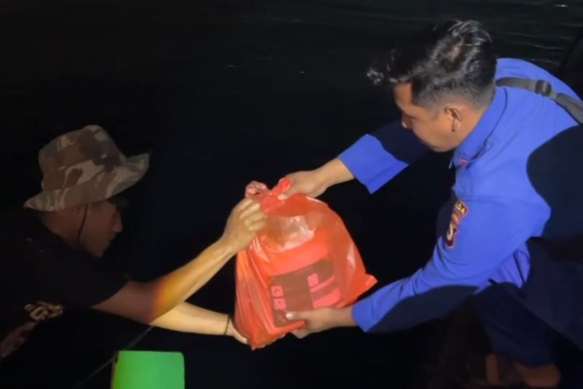 Ditpolairud Polda Maluku Bagikan 40 Paket Sembako ke Nelayan Teluk Ambon Saat Malam Hari