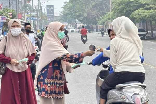 Saadiah Uluputty dan PKS Maluku Bagikan Masker ke Pengendara di Ambon saat Kabut Asap Karhutla