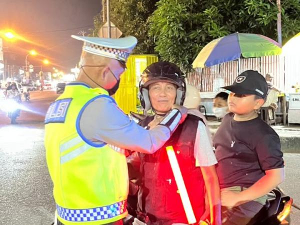 Ditlantas Polda Sulbar Bagikan Masker Gratis ke Pengendara di Mamuju Saat Patroli Malam Antisipasi Kabut Asap