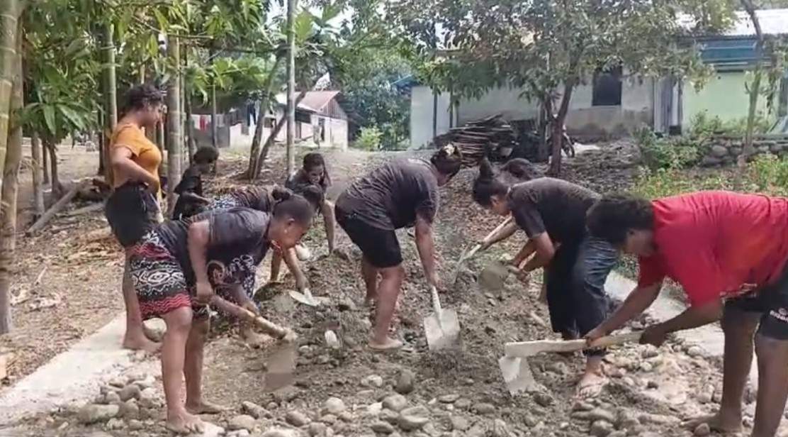 Warga dan Mama-Mama Papua di Manokwari Selatan Gotong Royong Bangun Jalan Kampung Yamboi Bersama Satgas TMMD