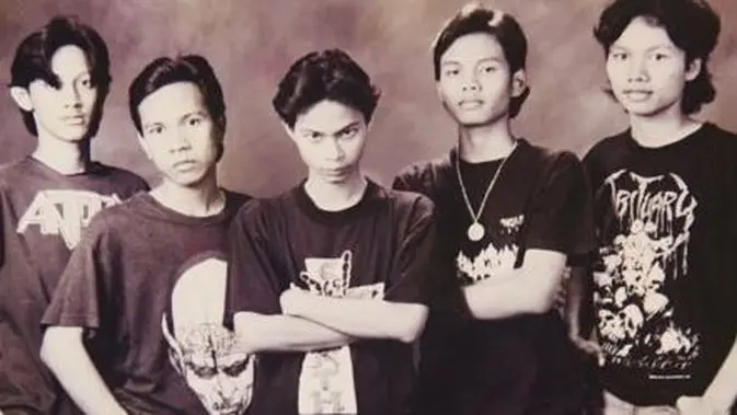 19 Lagu Pop 1990-an yang Akrab di Radio Warung, dari Tenda Biru hingga Dan