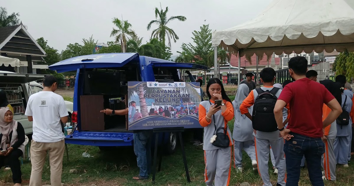 Perpustakaan Keliling Perpusip Sulbar Ramaikan Tapak Budaya di Kompleks Rumah Adat Mamuju, Padukan Literasi dan Tenun Sekomandi