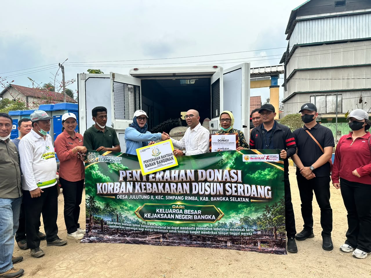 Kejari Bangka Salurkan Bantuan Bahan Bangunan untuk Korban Kebakaran di Dusun Serdang
