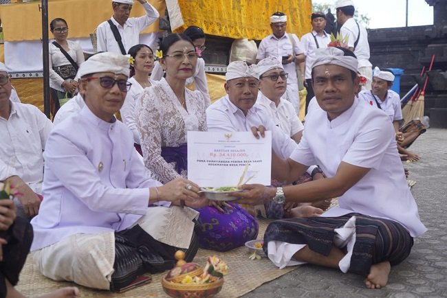 Bupati Klungkung I Made Satria Hadiri Karya di Nusa Penida hingga Klungkung Daratan, Serahkan Dana Punia ke Pengempon Pura