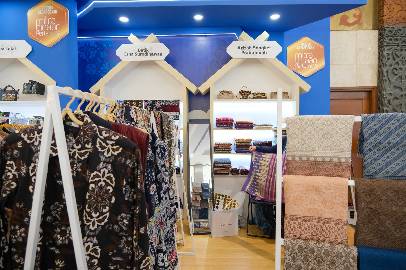 UMKM Binaan Pertamina Asal Prabumulih Raup Rp71 Juta di INACRAFT 2026 Lewat Songket Motif Nanas