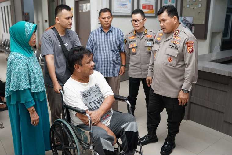 Kapolda Kalbar Tinjau Operasi Katarak di RS Bhayangkara Pontianak, Cek Kesiapan Dokter hingga Dialog dengan Pasien