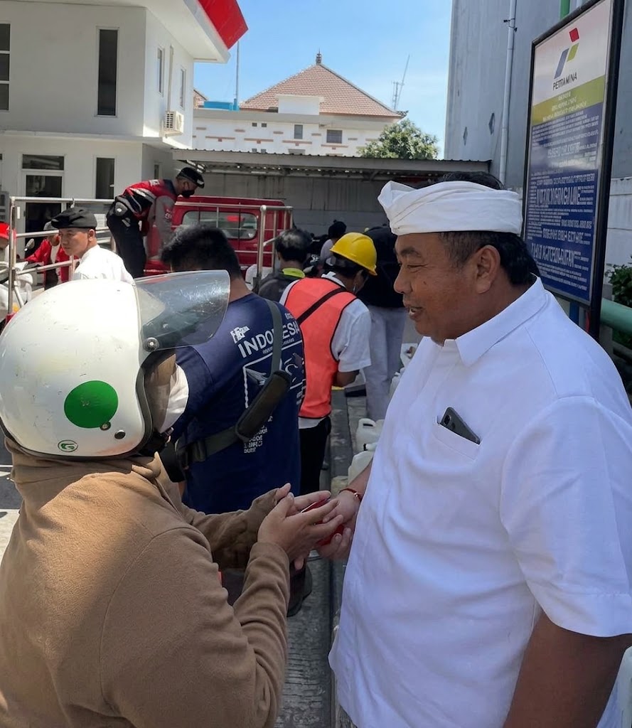Antrean BBM di Gianyar Diolesi 1.857 Liter via Jerigen, Polsek Payangan Bagi Air Mineral ke Pengendara