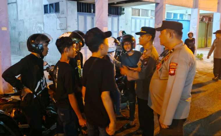 Polres Mempawah Sambangi Remaja Nongkrong di Pasar, Ingatkan Helm hingga Jauhi Knalpot Brong